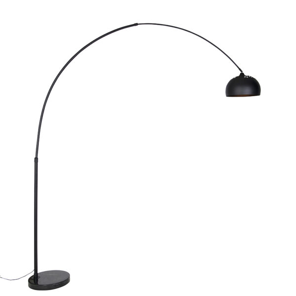 booglampen Moderne booglamp zwart XXL MarmerStaal Zwart Zoals de naam al doet vermoeden is deze een grote booglamp. Het stalen armatuur afgewerkt in past