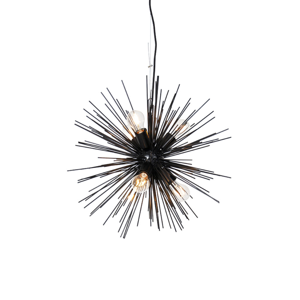hanglampen Art Deco hanglamp zwart Broom Staal Zwart Haal een echte eyecatcher in huis met deze Broom. Deze heeft 6 lichtpunten die zorgen voor goed verlichte