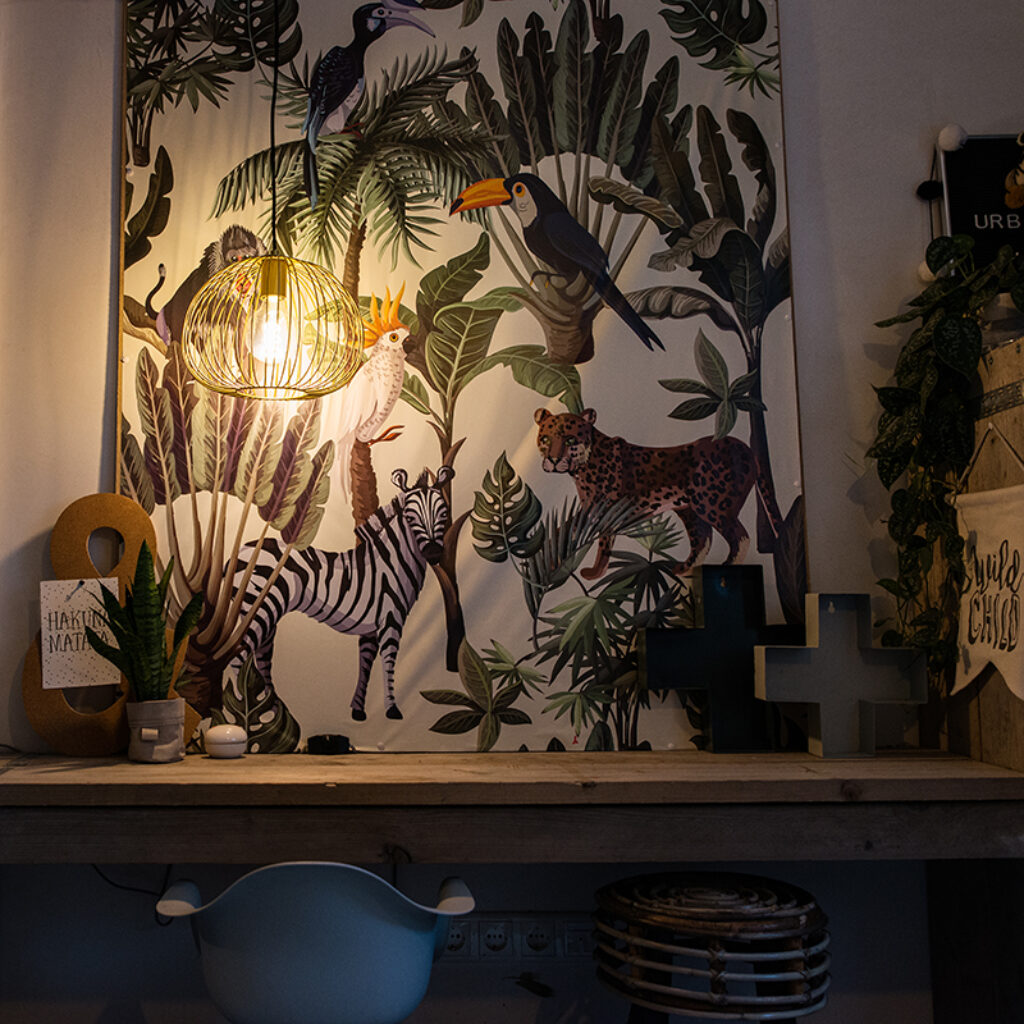 hanglampen Design hanglamp goud Wire Dough Staal Maak kennis met onze Dough. Kies voor een vleugje elegantie deze Mooi afgewerkt gouden open kap. Hierdoor is de