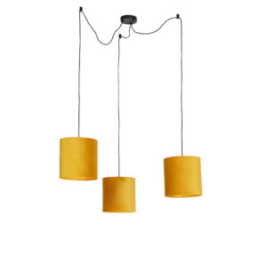 hanglampen Hanglamp met 3 velours kappen geel goud Cava StaalStof Geel De is een stijlvolle basic hanglamp. Met deze hanglamp beschik je over drie lampen die