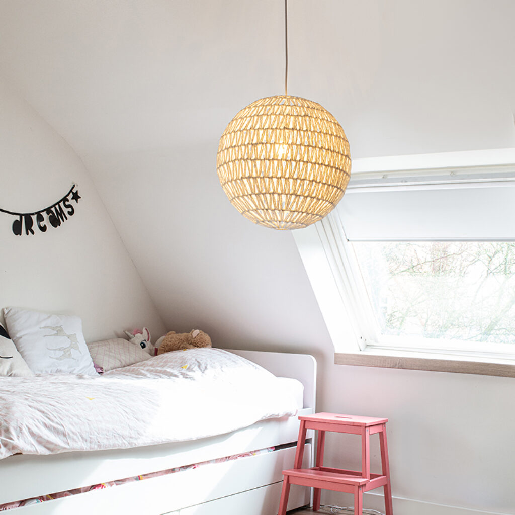 hanglampen Retro hanglamp wit 60 cm Lina Ball MetaalStof Wit Hanglamp valt op door zijn unieke ronde en speelse ontwerp. Hij is uitgevoerd in stevig stof met