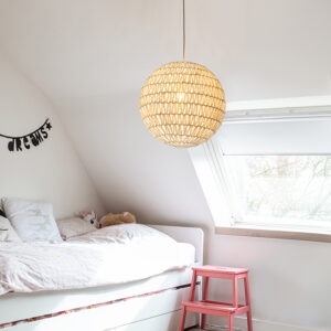 hanglampen Retro hanglamp wit 60 cm Lina Ball MetaalStof Wit Hanglamp valt op door zijn unieke ronde en speelse ontwerp. Hij is uitgevoerd in stevig stof met