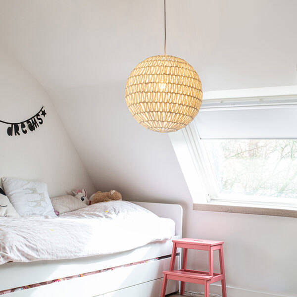 hanglampen Retro hanglamp wit 60 cm Lina Ball MetaalStof Wit Hanglamp valt op door zijn unieke ronde en speelse ontwerp. Hij is uitgevoerd in stevig stof met