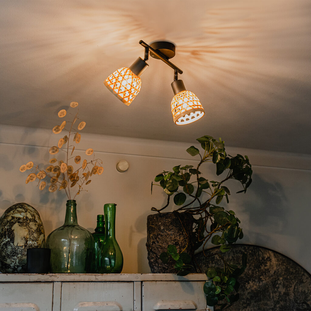Opbouwspots Oosterse spot zwart met bamboe Rayan BamboeStaal Naturel Deze prachtige laat jouw interieur Dankzij de combinatie van het zwarte staal en spots past