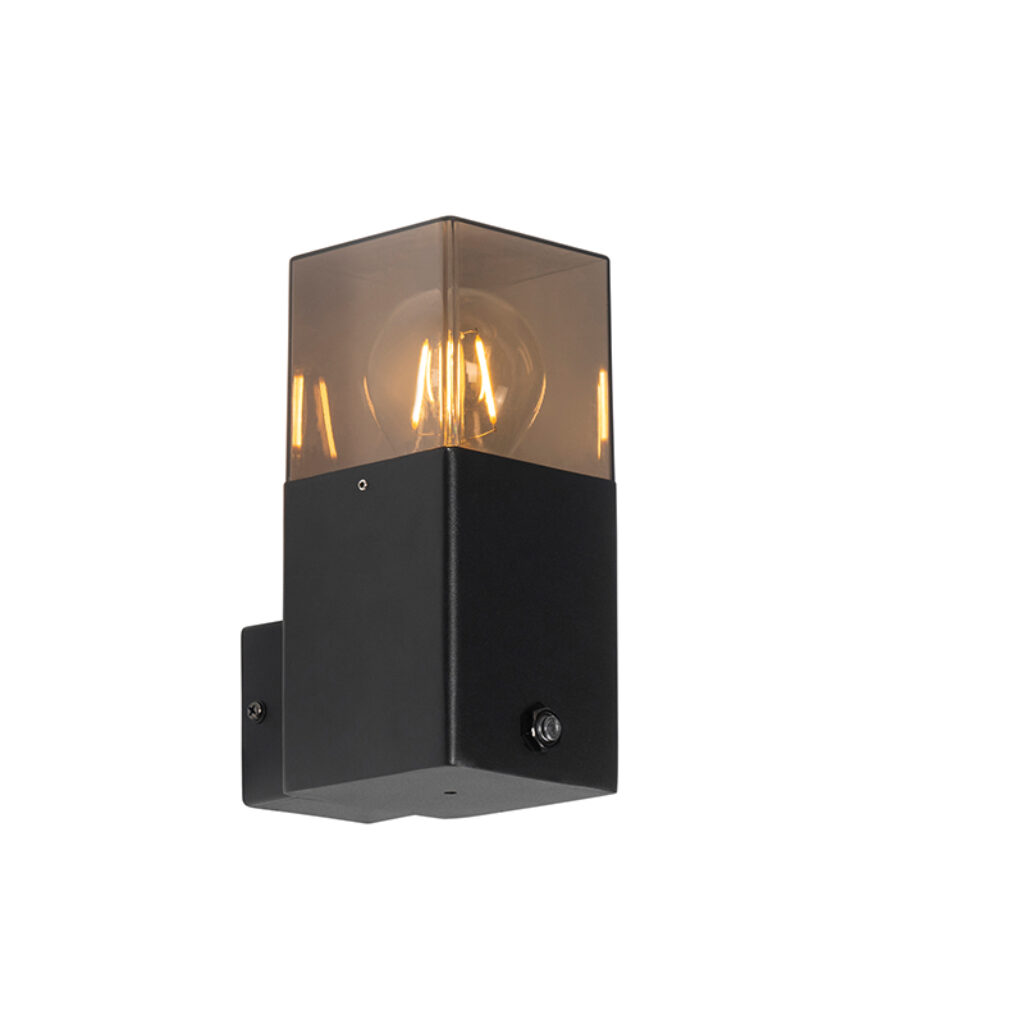 sensorlampen Buiten wandlamp zwart IP44 met schemerschakelaar Denmark AluminiumKunststof Zwart Wil ook buiten graag meer sfeer Dat doe je Denmark. Deze zwarte
