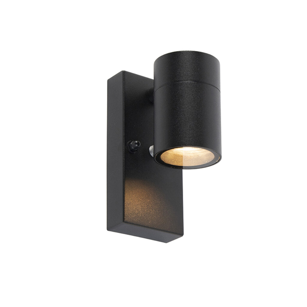 sensorlampen Buitenwandlamp zwart met sensor IP44 Solo Roestvrij staal Zwart Deze wandlamp heeft een simplistisch en modern design in zwarte kleur. De lamp is