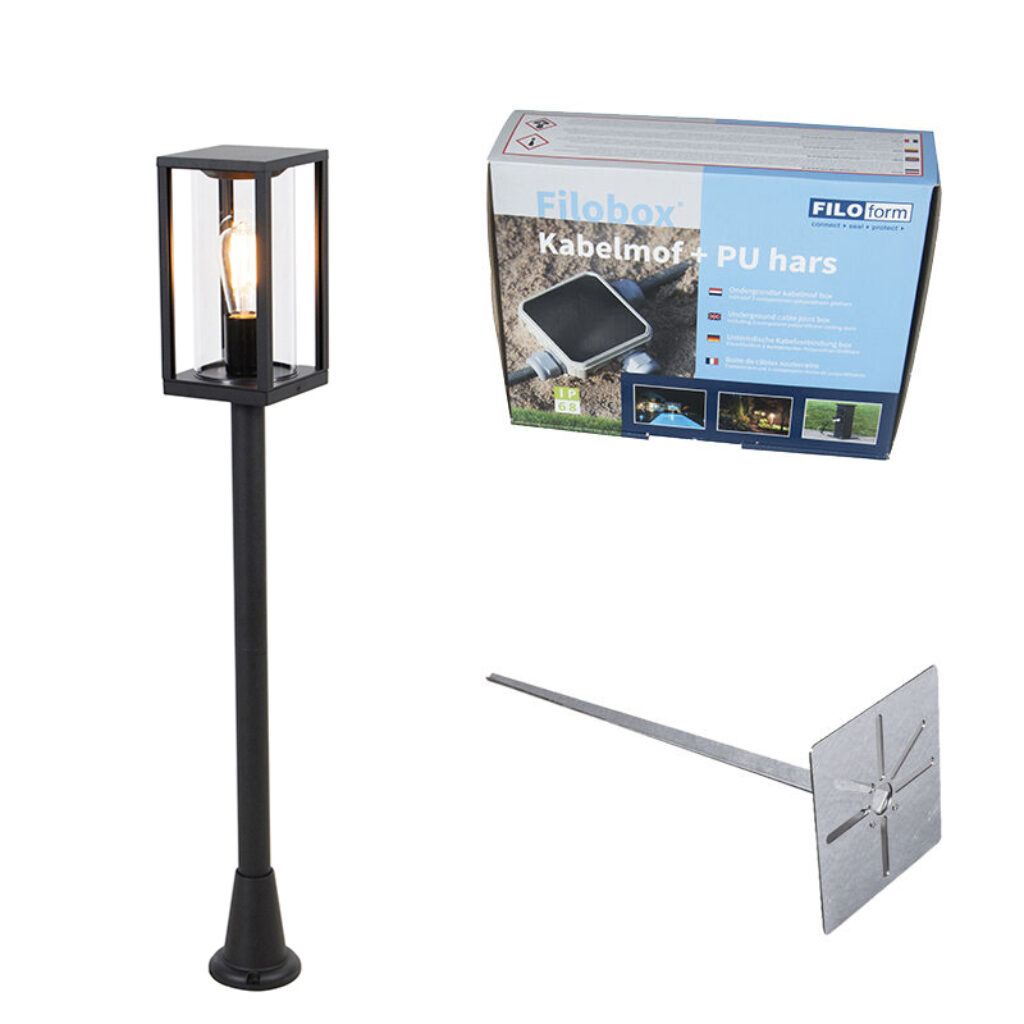 staande buitenlampen Staande buitenlamp zwart 100 cm met grondpin en kabelmof Charlois AluminiumGlas Zwart is een klassieke in nieuw jasje. Door zijn glazen