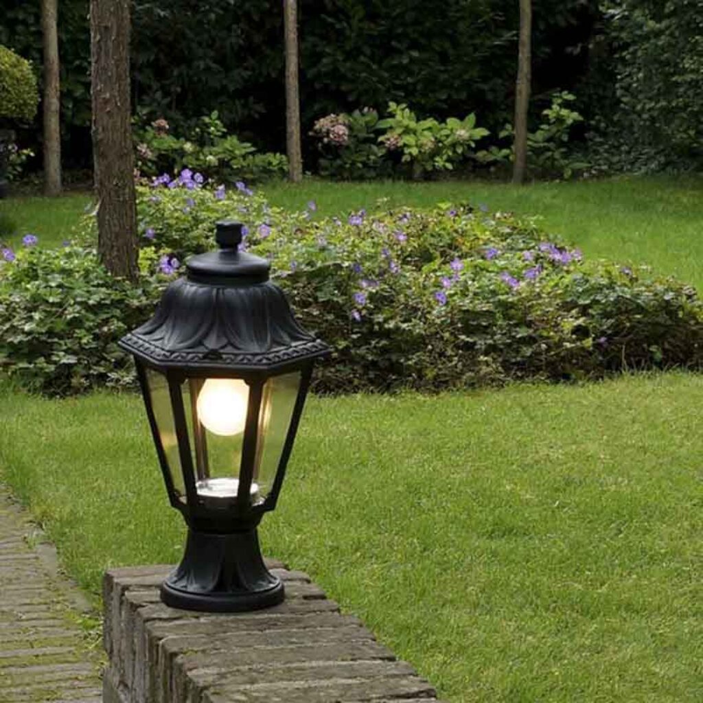 staande buitenlampen Landelijke buitenlantaarn sokkel zwart IP44 Anna Kunststof Zwart Ben je op zoek naar een klassieke zwarte Dan heb hem gevonden in de