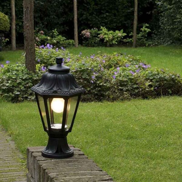 staande buitenlampen Landelijke buitenlantaarn sokkel zwart IP44 Anna Kunststof Zwart Ben je op zoek naar een klassieke zwarte Dan heb hem gevonden in de