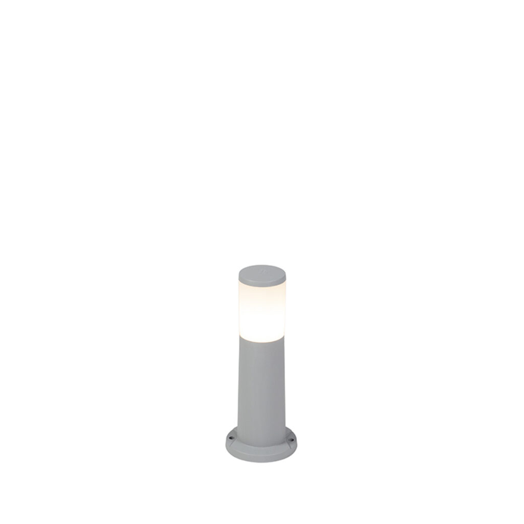 staande buitenlampen Moderne buitenpaal grijs 40 cm IP55 incl. E27 Carlo Kunststof Grijs Klein maar Deze grijze uit kunststof is een streling voor het oog.