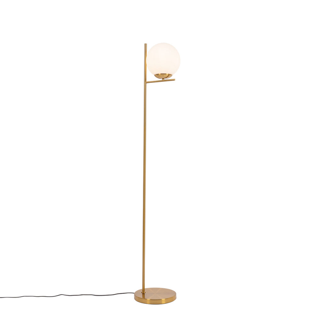vloerlampen Art deco vloerlamp goud met opaal glas Flore StaalGlas zorgt voor gezellige sfeerlichting in je interieur. Deze is een echte toevoeging woonkamer of