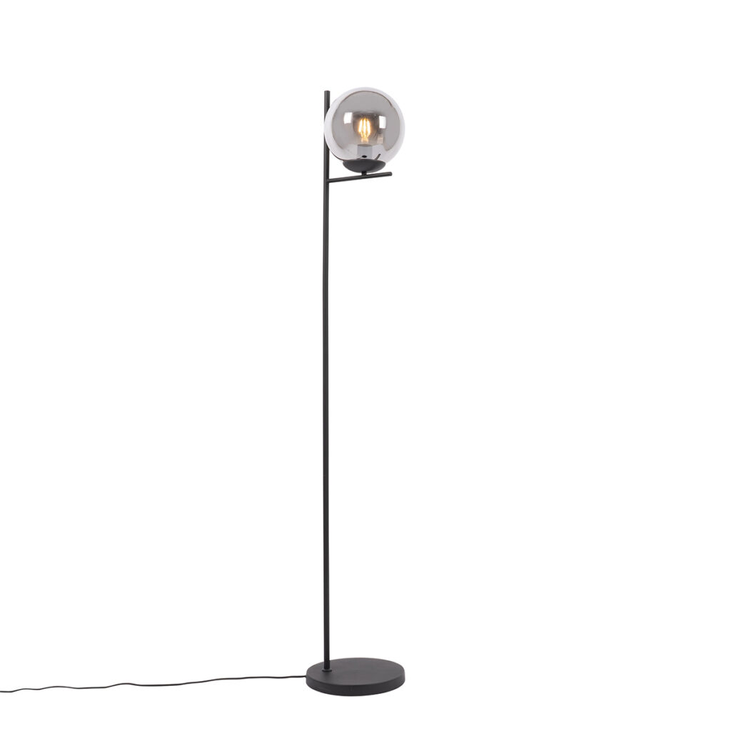 vloerlampen Art deco vloerlamp zwart met smoke glas Flore StaalGlas Zwart zorgt voor gezellige sfeerlichting in je interieur. Deze is een echte toevoeging