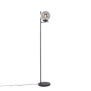 vloerlampen Art deco vloerlamp zwart met smoke glas Flore StaalGlas Zwart zorgt voor gezellige sfeerlichting in je interieur. Deze is een echte toevoeging