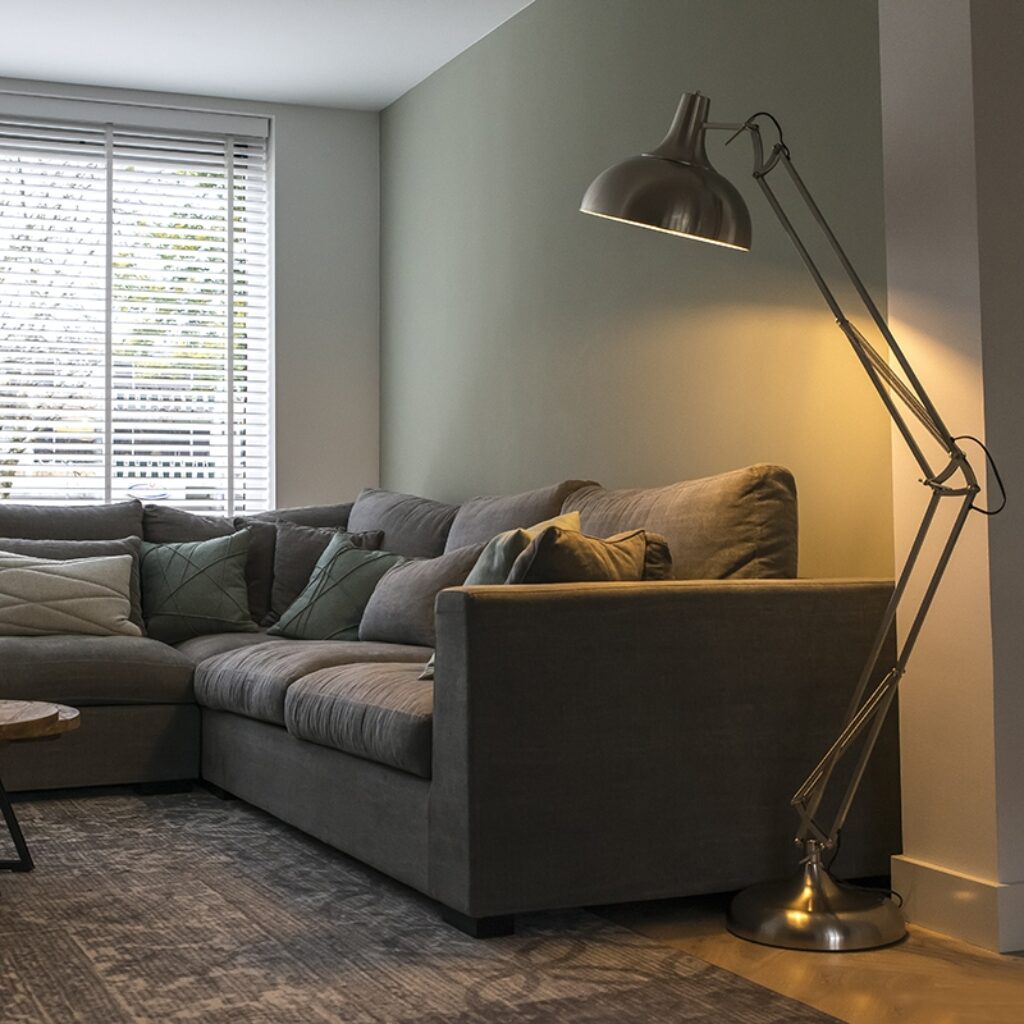 vloerlampen Design vloerlamp staal Hobby Metaal Staal Onze blaast nieuw leven in je Hij is afgewerkt met een mooie ronde kap. De heeft scharnierconstructie