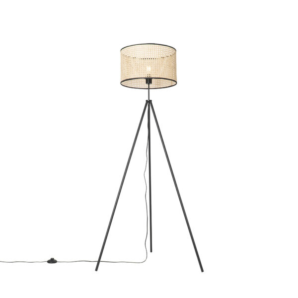 vloerlampen Landelijke vloerlamp tripod zwart met rotan kap Kata RotanStaal Naturel Op zoek naar een mooie in Ga dan voor kap. De zwarte combinatie de
