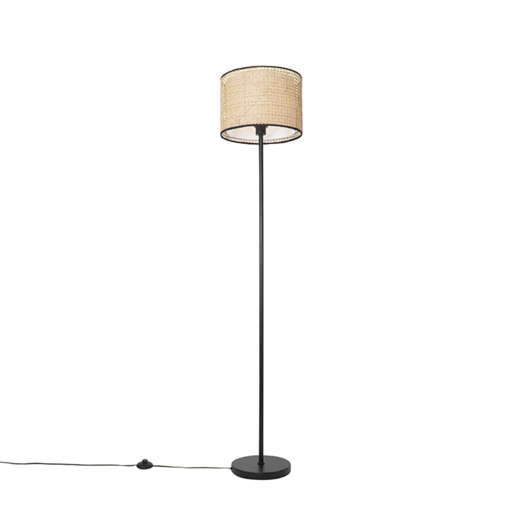 vloerlampen Landelijke vloerlamp zwart met rotan kap Kata RotanStaal Naturel Verrijk jouw interieur deze stijlvolle De strakke vormgeving en de zwarte randjes