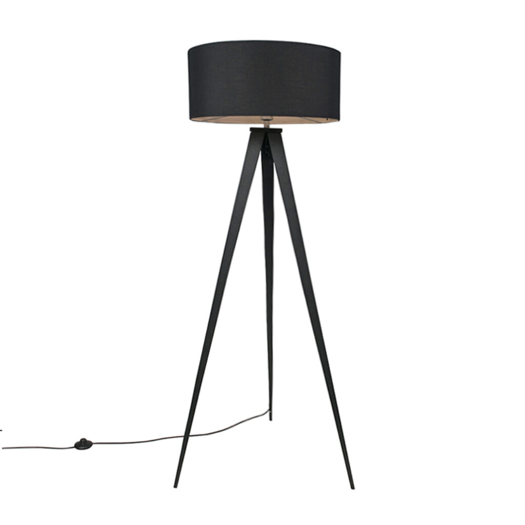 vloerlampen Moderne vloerlamp zwart met zwarte kap Ilse StofStaal Zwart Een strakke en moderne lamp een warme uitstraling dat is Ilse. Vergeten hoeken komen