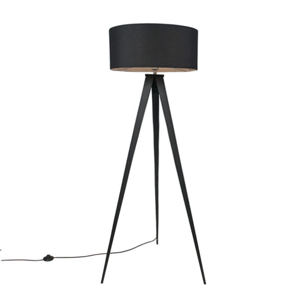 vloerlampen Moderne vloerlamp zwart met zwarte kap Ilse StofStaal Zwart Een strakke en moderne lamp een warme uitstraling dat is Ilse. Vergeten hoeken komen