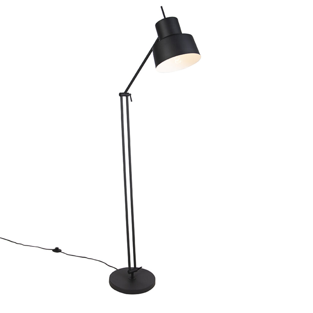 vloerlampen Retro vloerlamp zwart Chappie Staal Zwart Dat een retro lamp ook heel sfeervol kan zijn bewijst deze stoere Chappie. Hij is mooi afgewerkt in zwarte