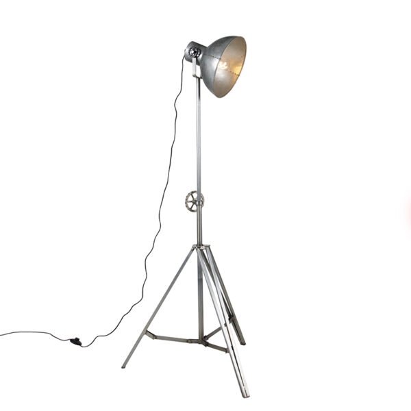 vloerlampen vloerlamp driepoot grijs Samia Sabo Staal Ga voor industrieel met de Met deze haal je wel echt een gaaf exemplaar in huis. De lamp is gemakkelijk