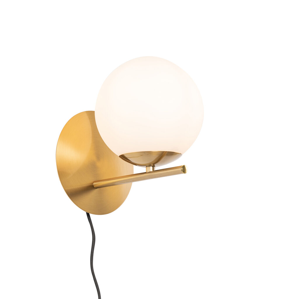 wandlampen Art deco wandlamp goud met opaal glas Flore StaalGlas zorgt voor gezellige Deze is de perfecte basislamp in jouw zowel hal woonkamer slaapkamer of je