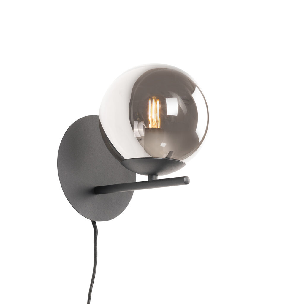 wandlampen Art deco wandlamp zwart met smoke glas Flore StaalGlas Zwart zorgt voor gezellige Deze is de perfecte basislamp in jouw zowel hal woonkamer