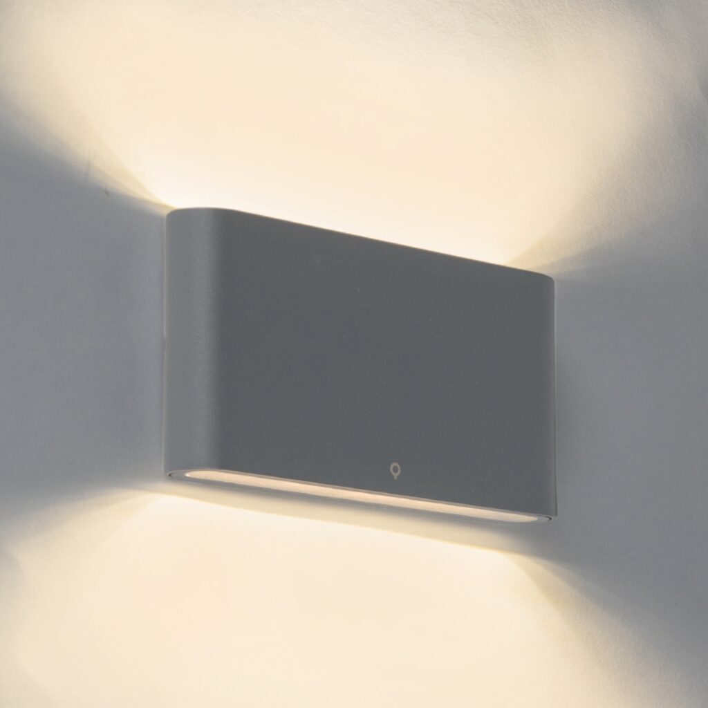 wandlampen buiten Buitenwandlamp donkergrijs 175cm incl. LED IP65 Batt AluminiumGlas Donkergrijs Een minimalistische lamp maar o zo sfeervol. Wandlamp is