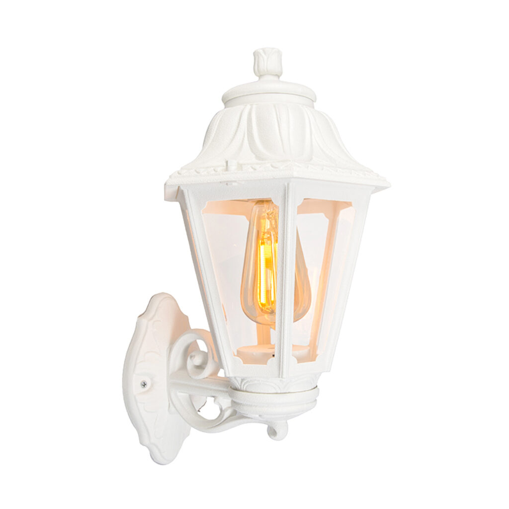wandlampen buiten Landelijke buitenwandlamp wit IP44 Anna Kunststof Wit Ben je op zoek naar een klassieke witte Dan heb hem gevonden in de lantaarn van Je ziet