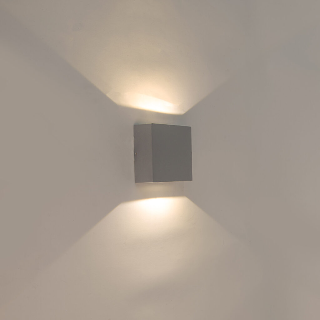 wandlampen buiten Wandlamp grijs IP54 incl. LED Squad AluminiumGlas Donkergrijs Een minimalistische lamp maar erg is toepasbaar in heel veel ruimtes. Met een