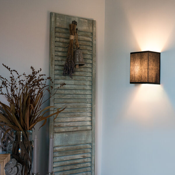 wandlampen Landelijke wandlamp zwart Vete Stof Zwart Een sfeervol interieur begint bij verlichting. Met de haal je een stijlvol en luxueus design in huis. Hij