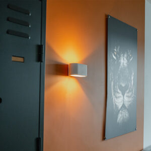wandlampen Moderne wandlamp wit plat Gipsy Arles Gips keramiek Wit Deze moderne past eigenlijk in ieder interieur. Hij is gemaakt van strak gegoten gips