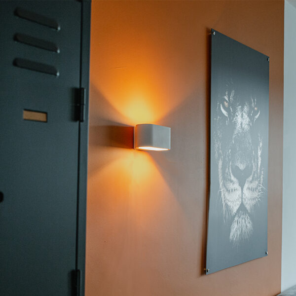 wandlampen Moderne wandlamp wit plat Gipsy Arles Gips keramiek Wit Deze moderne past eigenlijk in ieder interieur. Hij is gemaakt van strak gegoten gips