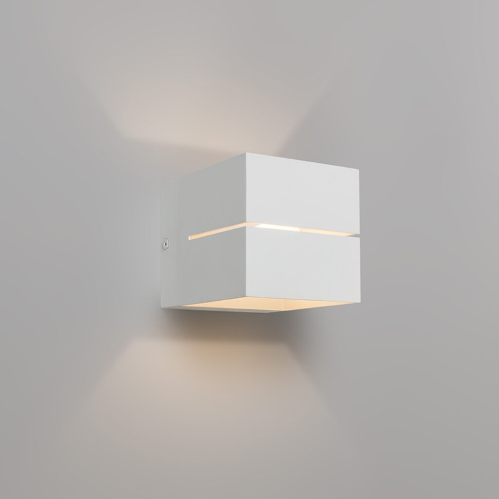 wandlampen Moderne wandlamp wit Transfer Aluminium Wit Minimalistisch ontworpen vervaardigd uit aluminium uitgevoerd in wit. Dankzij de openingen aan weerszijde