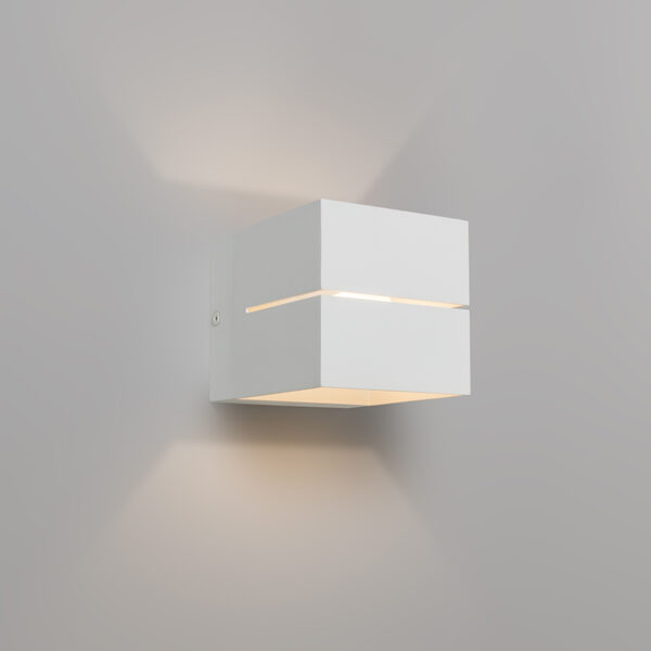 wandlampen Moderne wandlamp wit Transfer Aluminium Wit Minimalistisch ontworpen vervaardigd uit aluminium uitgevoerd in wit. Dankzij de openingen aan weerszijde